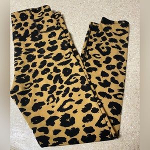 NWOT Ladies Leopard Print leggings. Medium